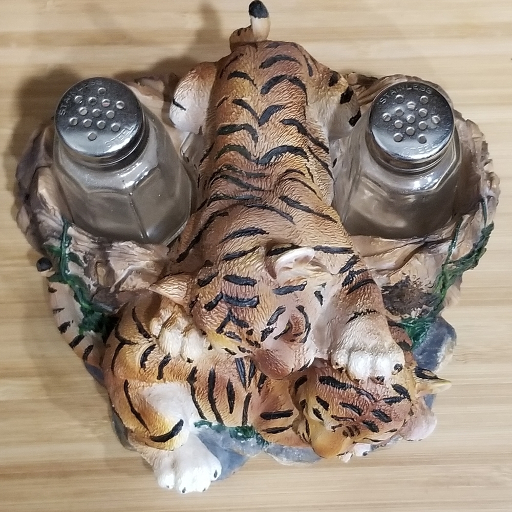 Tiger Lion Cubs Baby Resin Salt & Pepper Shaker 3pc Set - Picture 4 of 12